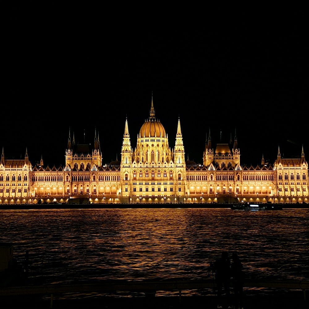Budapesta cover